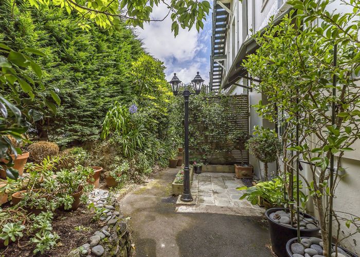  at 16B Hadfield Terrace, Kelburn, Wellington