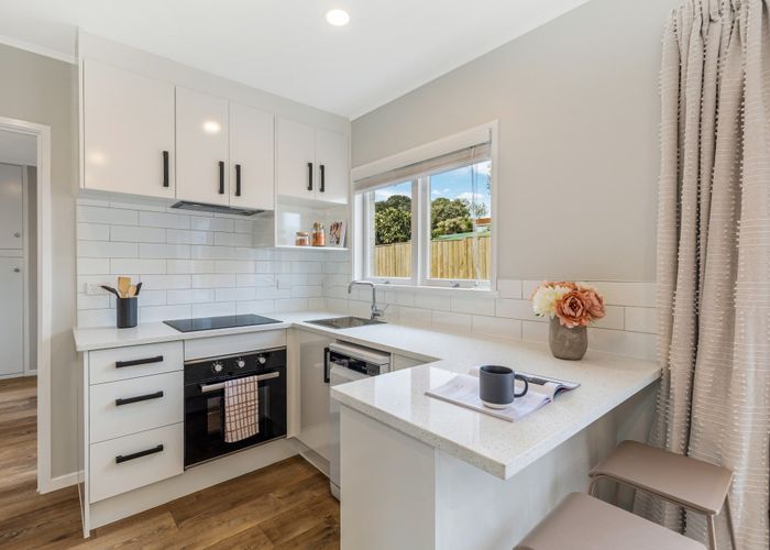  at 2/25 Woodward Avenue, Mangere Bridge, Auckland