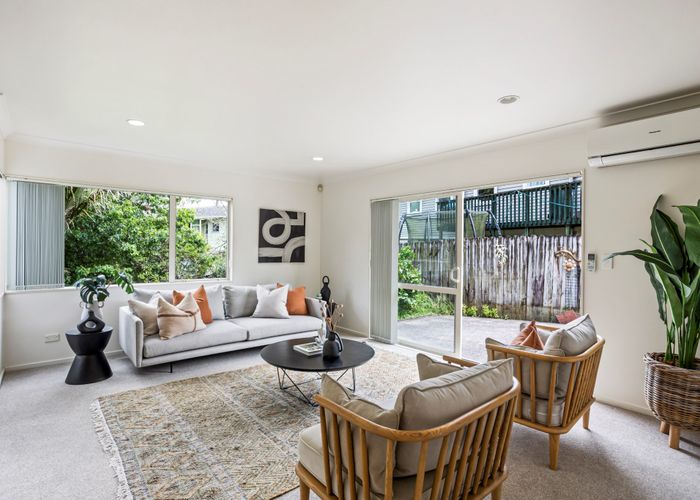  at 2/52 Roberts Road, Glenfield, Auckland