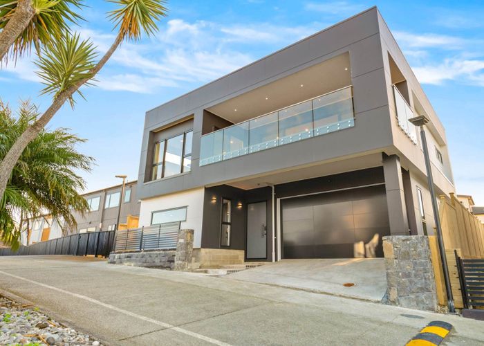  at 2/90 Picasso Drive, West Harbour, Waitakere City, Auckland