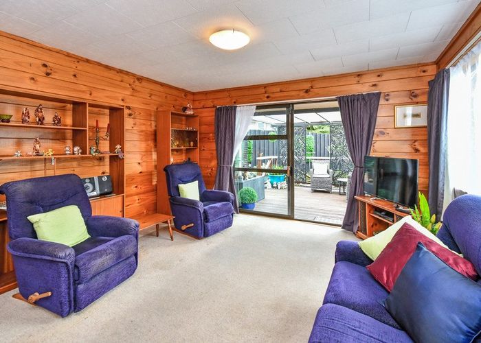  at 2/9 Settlement Road, Papakura, Auckland