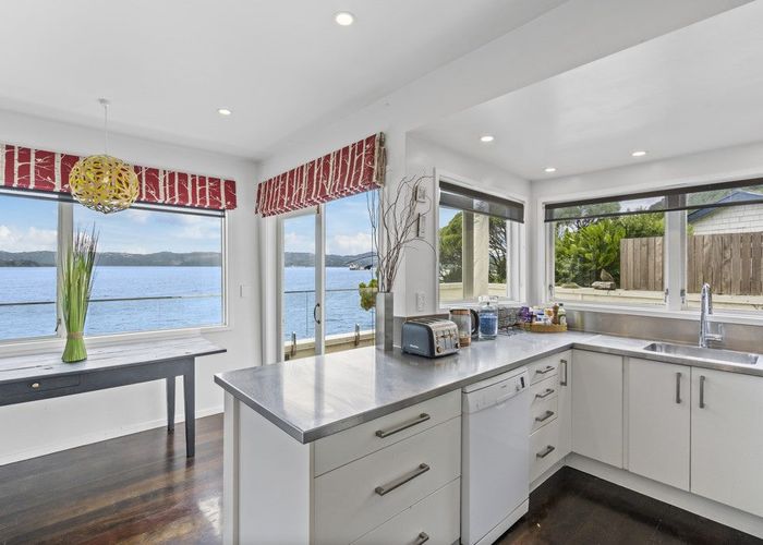  at 515 Marine Drive, Sunshine Bay, Lower Hutt