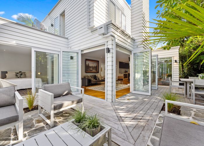  at 2/15 Rodney Road, Northcote Point, Auckland