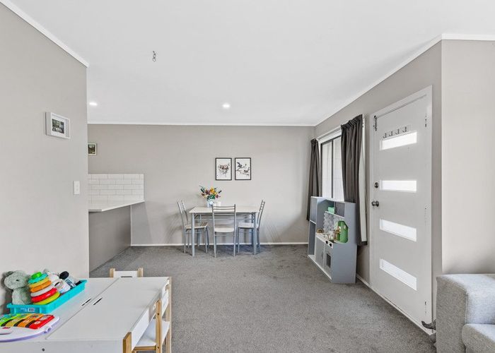  at 2/2 Forsythe Place, Massey, Waitakere City, Auckland