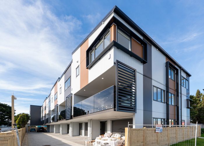  at 2/127 Stoddard Road, Mount Roskill, Auckland City, Auckland