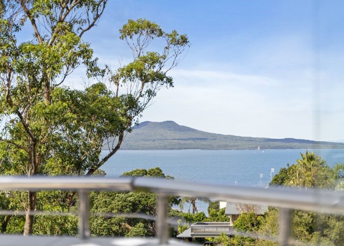  at 2/39 Eastcliffe Road, Castor Bay, Auckland