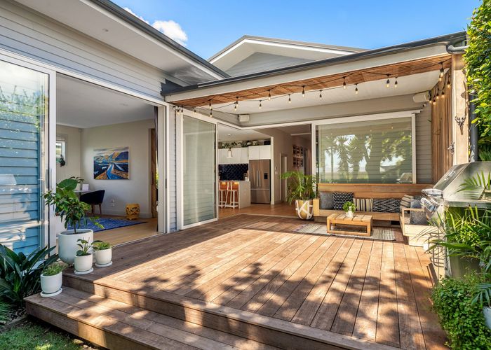  at 2 Manor Place, Point Chevalier, Auckland