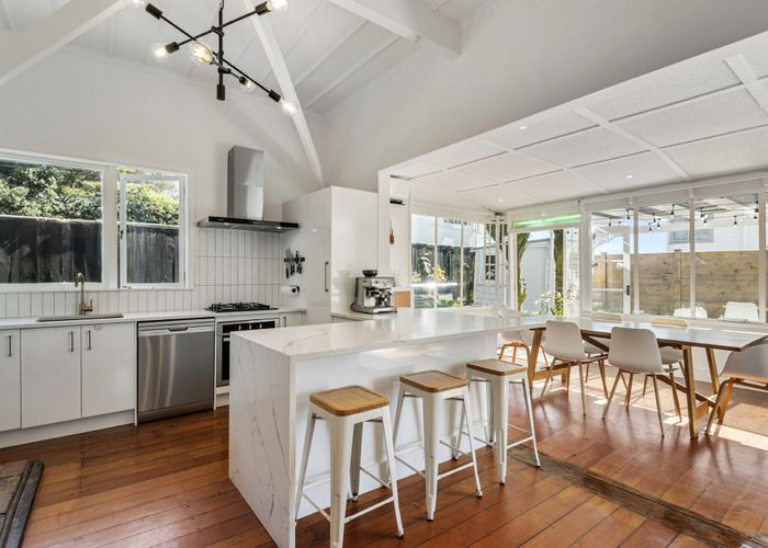  at 2/157 Glenfield Road, Hillcrest, Auckland