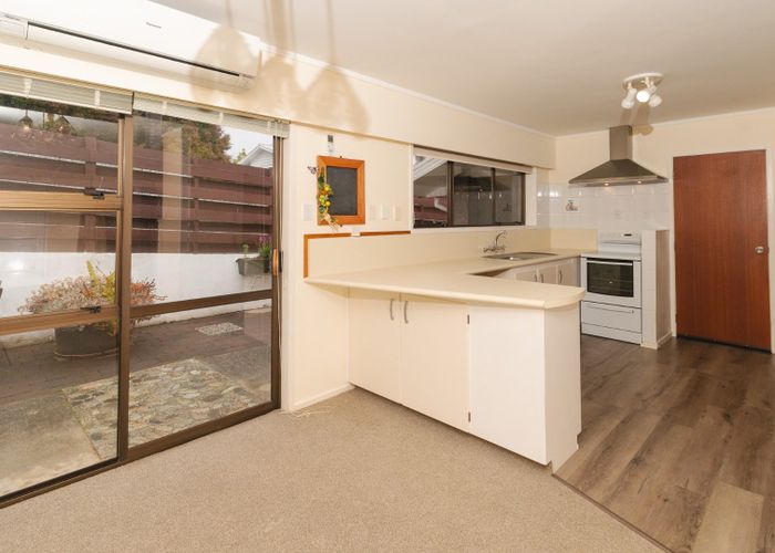  at 2/4 Bishop St, Green Bay, Waitakere City, Auckland