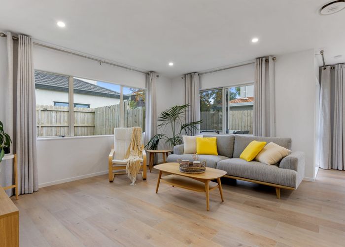  at 2/1 Mossop Rise, Glenfield, North Shore City, Auckland