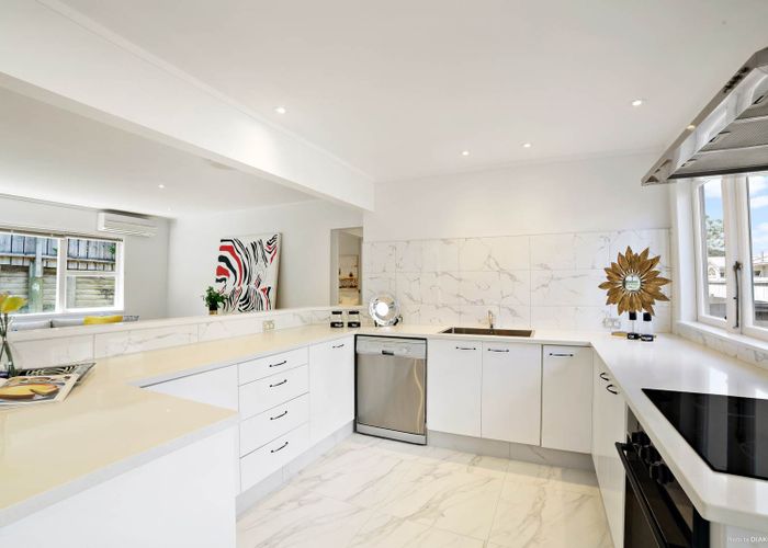  at 2/27 Peach Road, Glenfield, Auckland