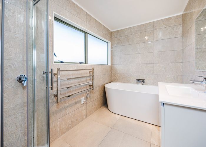  at 2/14 Kells Place, Botany Downs, Manukau City, Auckland