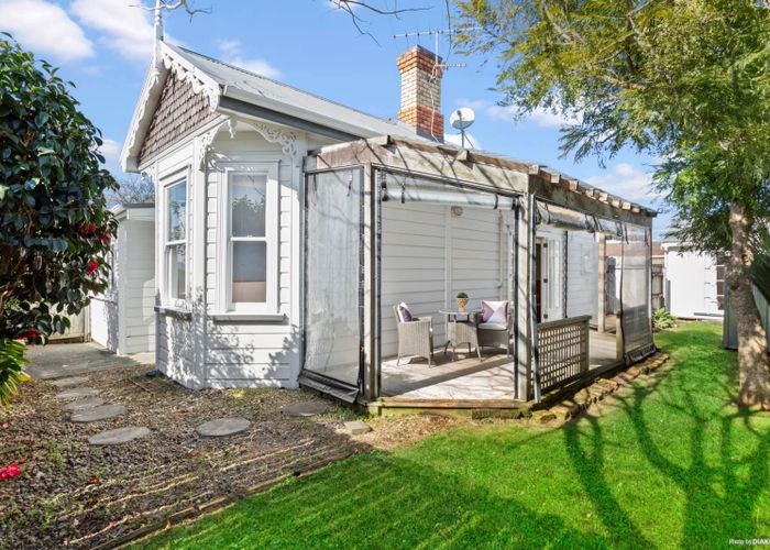  at 1/72 Onewa Road, Northcote Point, Auckland