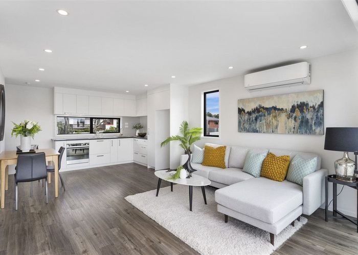  at 1/8 Chivalry Road, Glenfield, Auckland