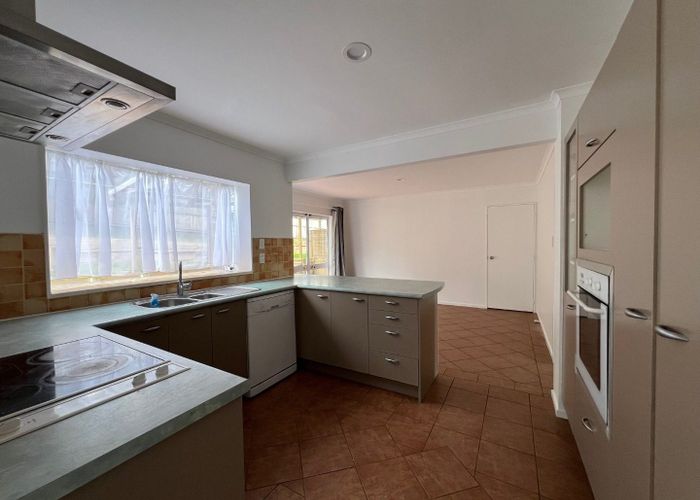  at 8 Thornbill Rise, Unsworth Heights, North Shore City, Auckland