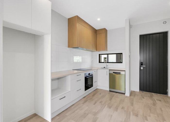  at 4/22 Fitzgerald Road, Mount Wellington, Auckland