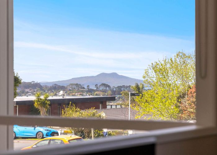  at 118 Sunset Road, Unsworth Heights, North Shore City, Auckland