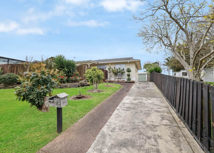  at 16 Booralee Avenue, Botany Downs, Auckland