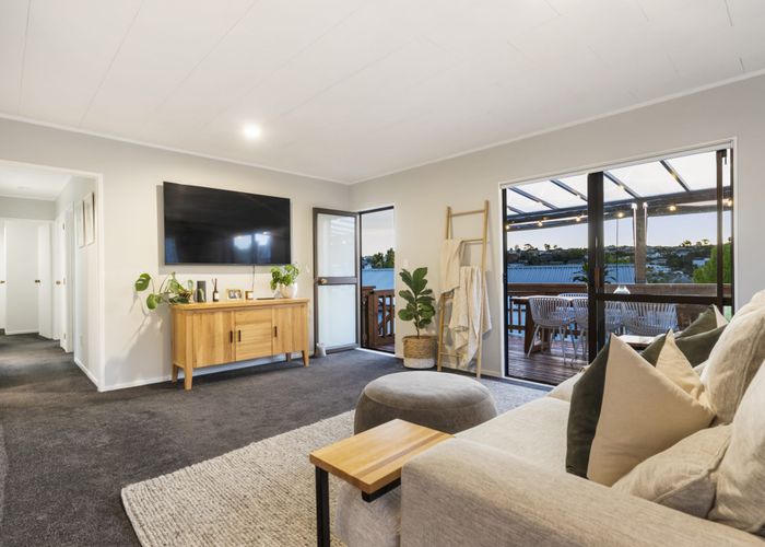  at 2/88 Athena Drive, Tōtara Vale, Auckland