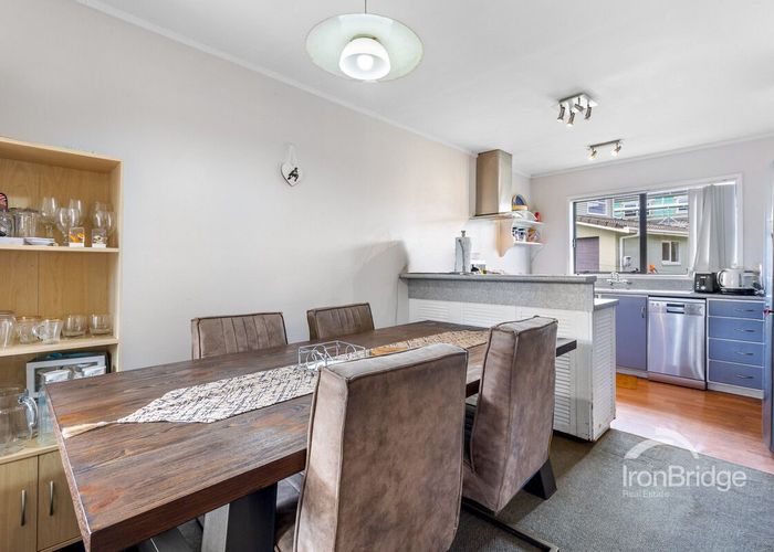  at 2/48 Edgeworth Road, Glenfield, North Shore City, Auckland