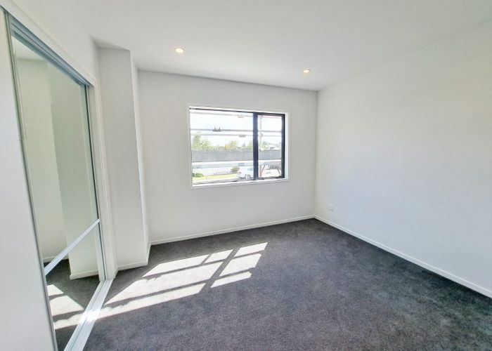  at 2/47 Awaroa Road, Sunnyvale, Waitakere City, Auckland