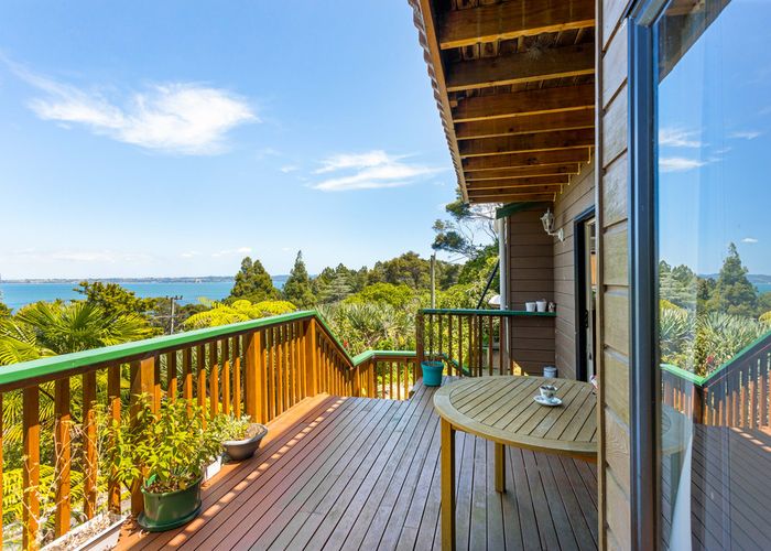  at 7 Kauri Point Road, Laingholm, Auckland