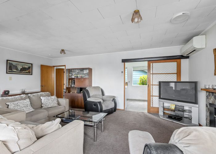  at 46 Easton Park Parade, Glenfield, North Shore City, Auckland