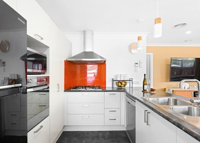  at 27 Manapouri Place, Glenview, Hamilton