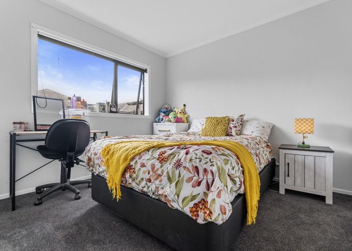  at 24 Old Farm Road, Hamilton East, Hamilton