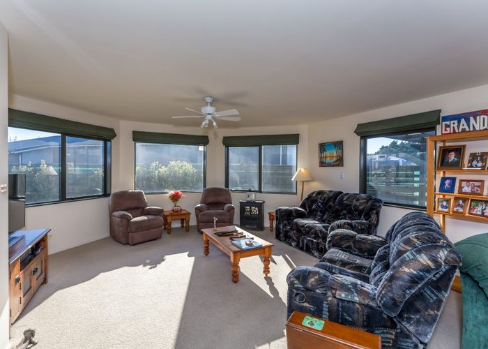  at 50 Kent Avenue, Waitarere Beach, Levin