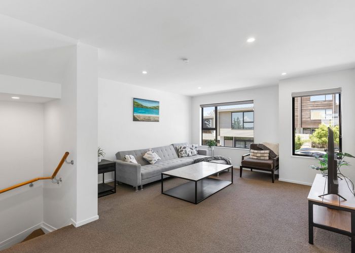  at 2/15 Chivalry Road, Glenfield, North Shore City, Auckland