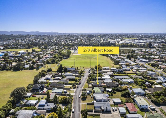  at 2/9 Albert Road, Kelston, Auckland
