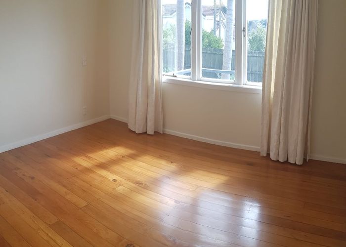  at 2 Knights Close, Rothesay Bay, Auckland