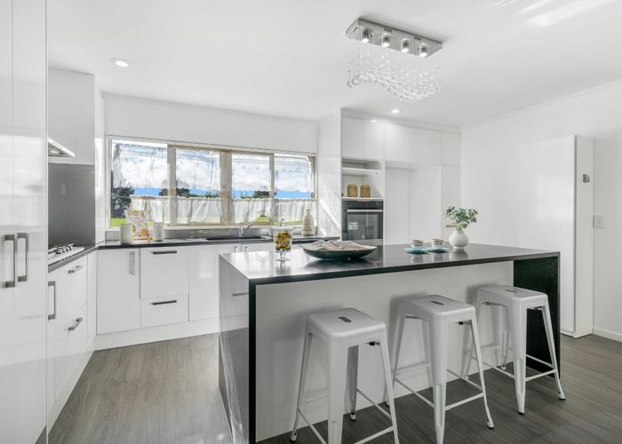  at 2 Lockington Avenue, Henderson, Waitakere City, Auckland