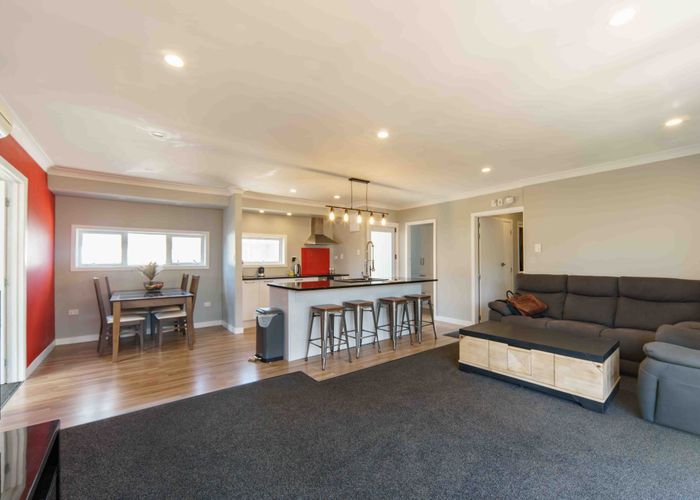  at 8 Deanwell Avenue, Deanwell, Hamilton