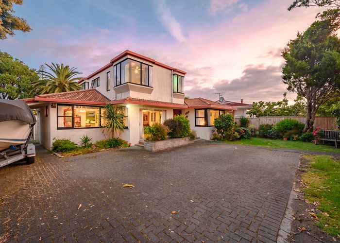  at 84 Botany Road, Botany Downs, Auckland