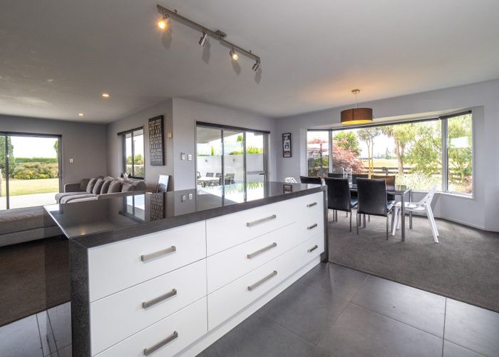  at 424 Grahams Road, Willowby