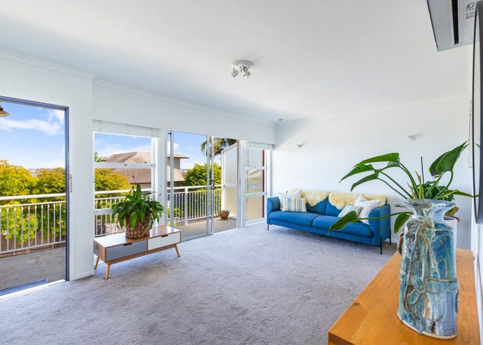  at 2/18 Westwell Road, Belmont, Auckland