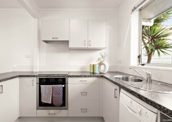  at 2/9 Buxton Street, Point Chevalier, Auckland