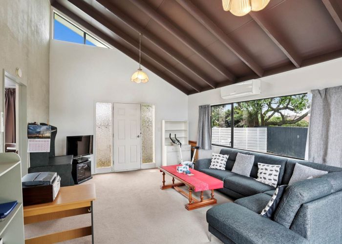  at 9/25a Beach Road, Te Atatu Peninsula, Waitakere City, Auckland