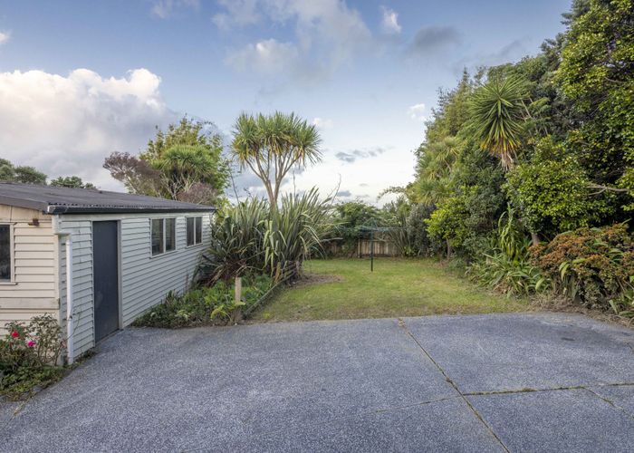  at 18 Pine Avenue, Henderson, Auckland
