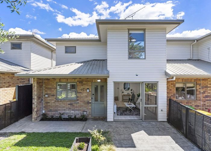  at 33 Verdale Circle, Glen Eden, Waitakere City, Auckland