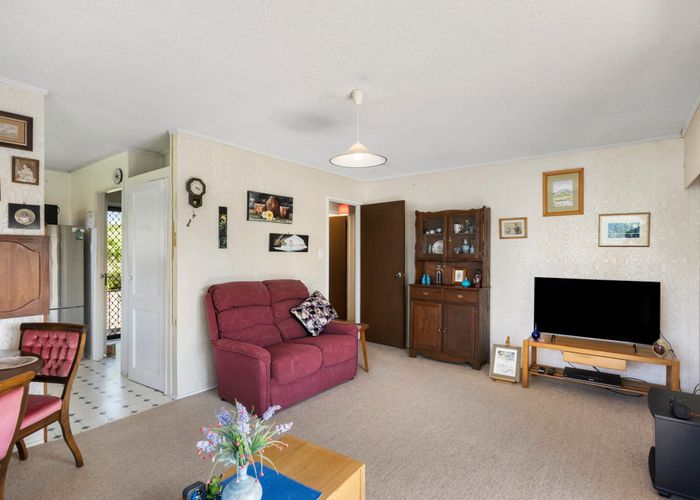  at 2/4 Dalwhinnie Parade, Highland Park, Manukau City, Auckland