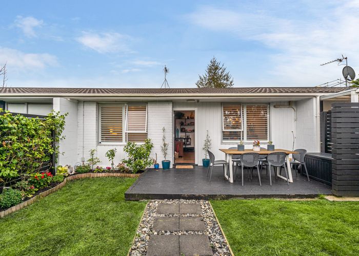  at 2/252 Meola Road, Point Chevalier, Auckland