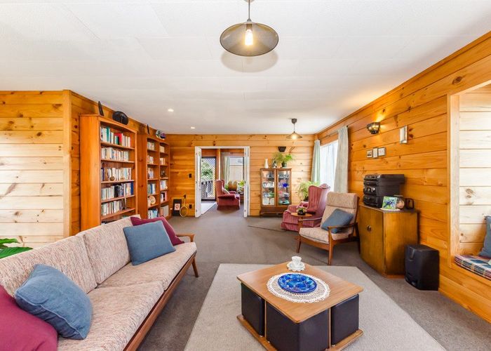  at 6 Gates Road, Waikanae Beach, Waikanae
