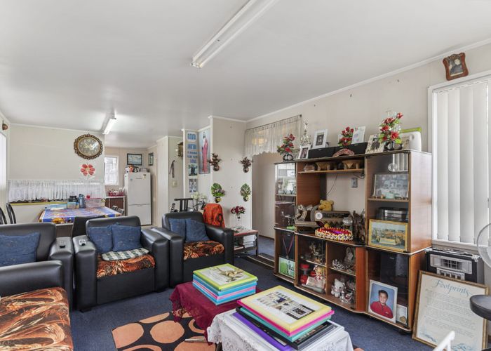  at 384 Roscommon Road, Clendon Park, Auckland