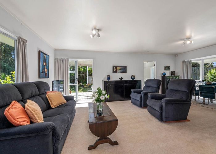  at 2/28 Niccol Avenue, Narrow Neck, Auckland