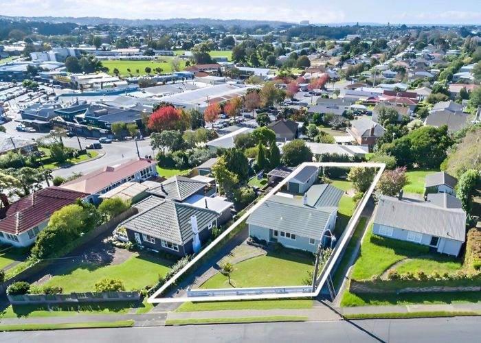  at 14 Exmouth Road, Northcote, Auckland