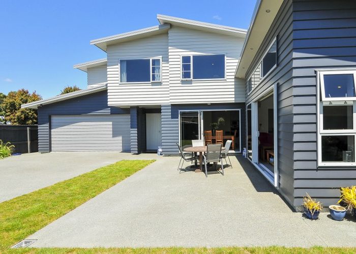  at 8 Glen Iris Grove, Woburn, Lower Hutt