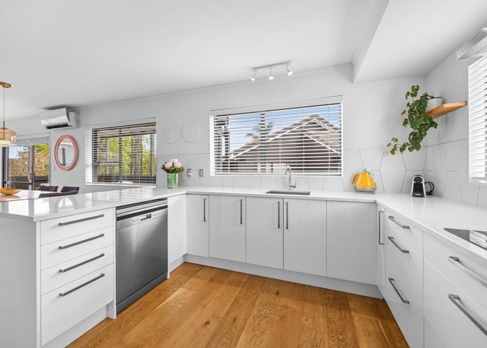  at 3 Pinewood Grove, Botany Downs, Manukau City, Auckland